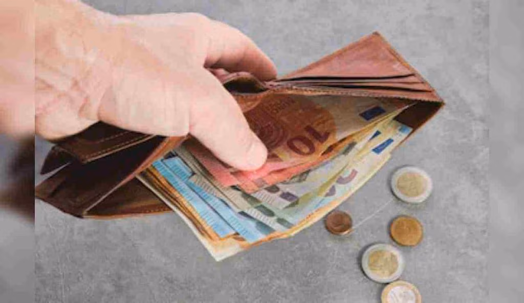 PENSIONI BLOCCATE | Ti fanno lavorare 40 anni e alla fine ti dicono che non ti spetta nulla: queste le categorie nel mirino