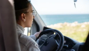 Persona giovane guida patente