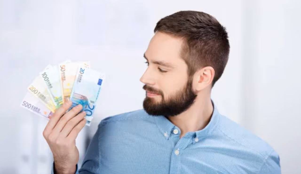 Uomo con soldi (Depositphotos foto) - www.frasidadedicare.it