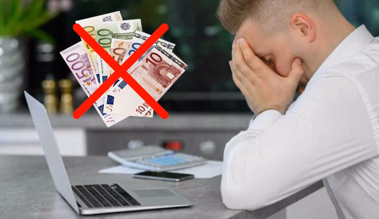 Uomo disperato perde soldi (Depositphotos foto) - www.frasidadedicare.it