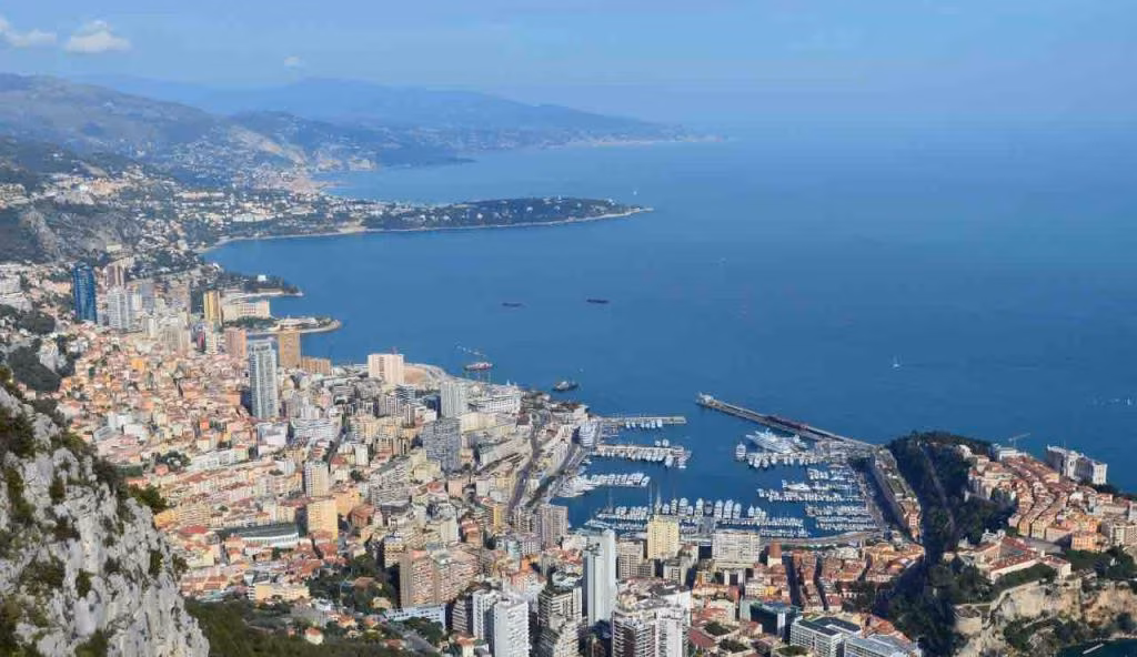 3000€ al mese di STIPENDIO VISTA MARE: questo é il paese dove vogliono trasferirsi tutti | É a pochi minuti dall’Italia