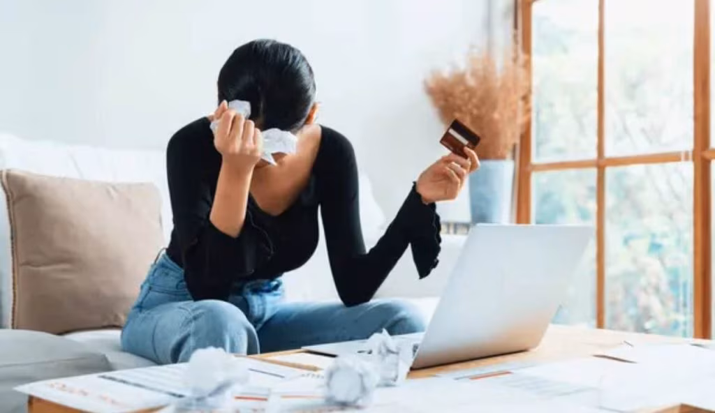 Fulmine a ciel sereno per i possessori di POSTEPAY: sparisce l’App e gli utenti restano senza riferimenti | C’é solo una soluzione possibile