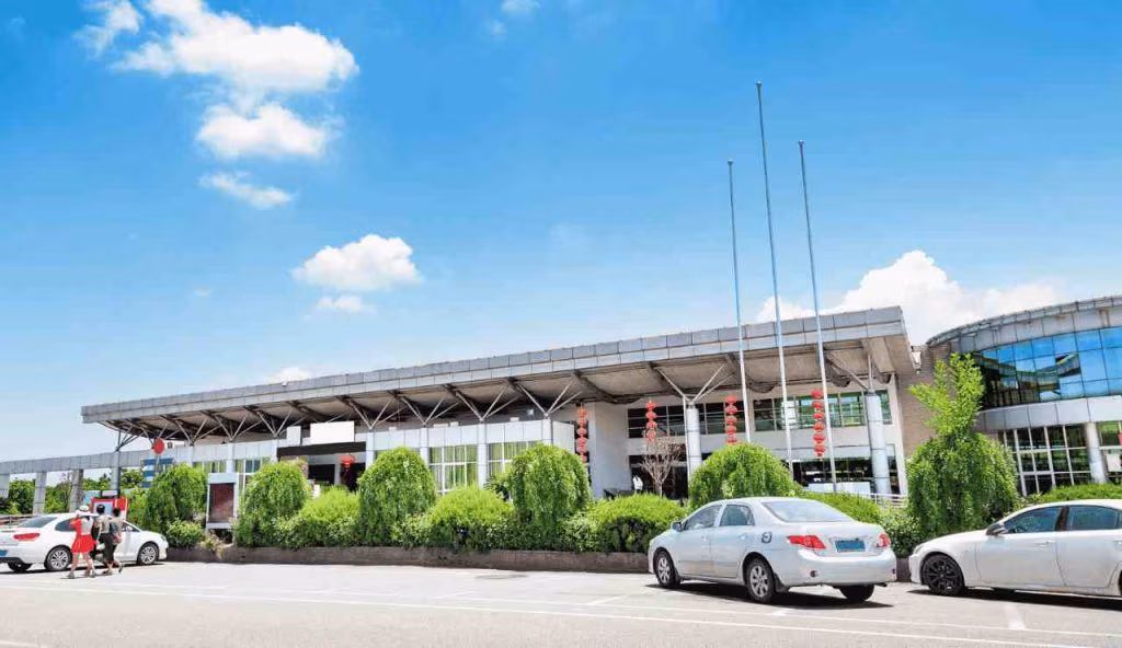 Caro prezzi AUTOGRILL: volano i prezzi della bottiglietta d’acqua | L’indagine rivela chi se ne approfitta