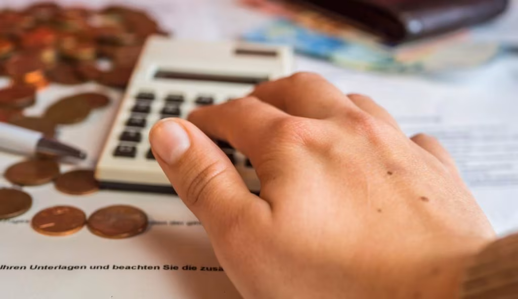 Bonifici semplici nel mirino del Fisco: li stanno controllando in queste ore | Questi correntisti sono a rischio