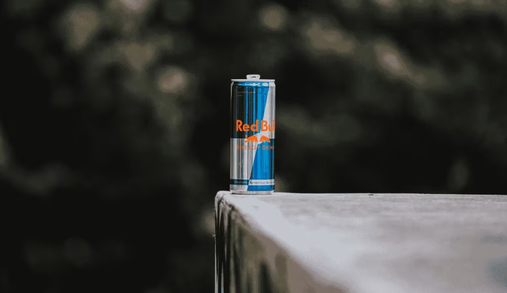 COLLASSA DOPO GLI ENERGY DRINK: sono pericolosissimi e rischi la vita | Qual è la dose da non superare mai