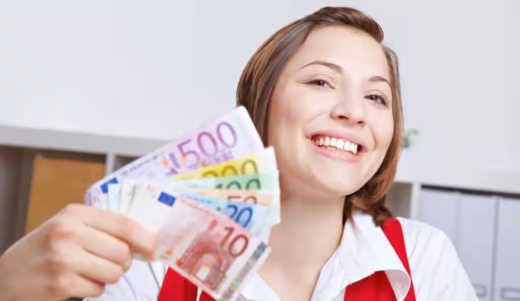 1600€ e vivi da RE: a pochi passi dall’Italia c’è un paese in cui danno questa bella sommetta ogni mese