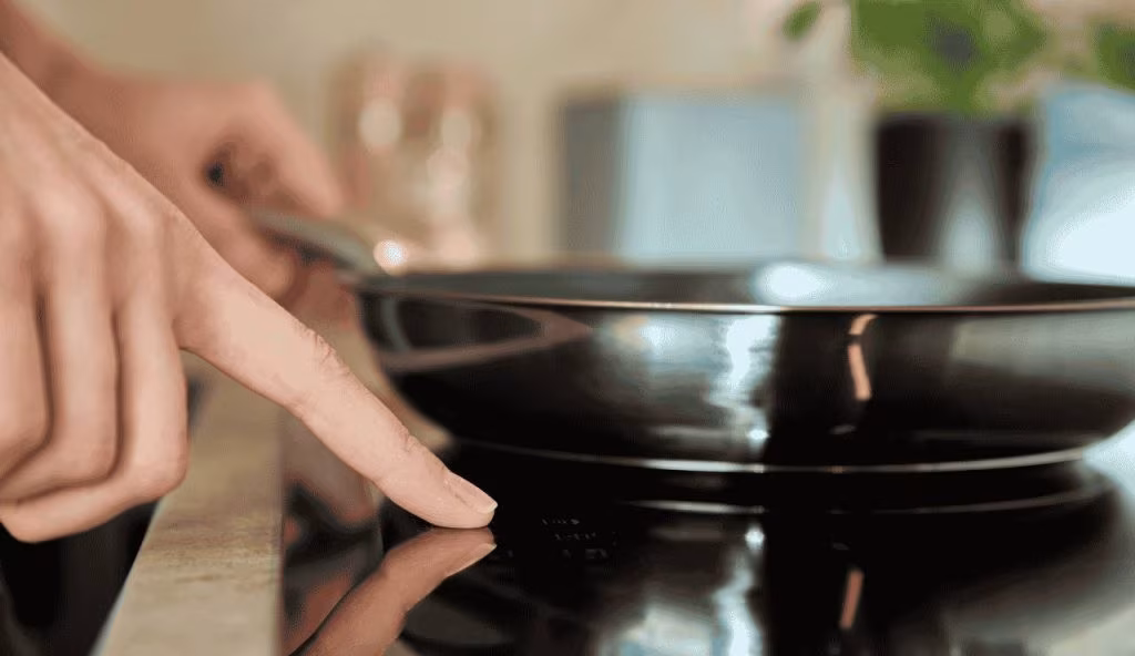 Sono passata al PIANO A INDUZIONE e ora è un miracolo: ci metto 10 secondi per pulirlo con questo metodo