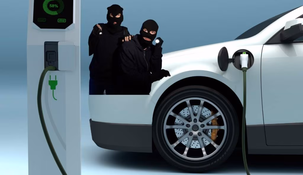 LADRI A RAFFICA in questa città: prese di mira le auto elettriche | Agiscono mentre il veicolo é in ricarica