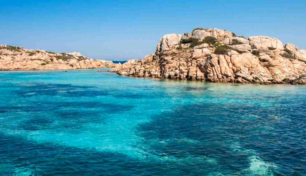MARE CONTAMINATO: questa spiaggia lancia l’allarme | Vietato immegersi nell’acqua