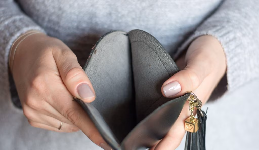 STIPENDIO IN ITALIA: con queste cifre sei considerato POVERO | Lo studio rivela quali sono le soglie per poter vivere dignitosamente