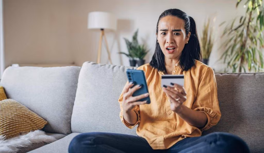 CONTO BLOCCATO: i truffatori gli portano via 15 mila euro | Era solo un semplice SMS