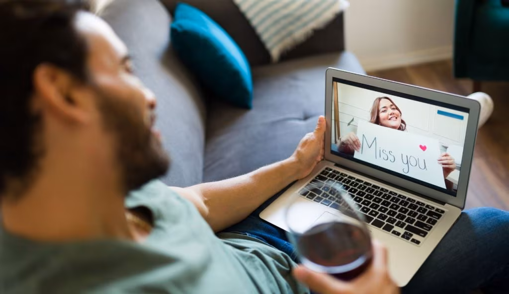 Amore ai tempi della tecnologia: come cambia l’intimità tra schermi e realtà
