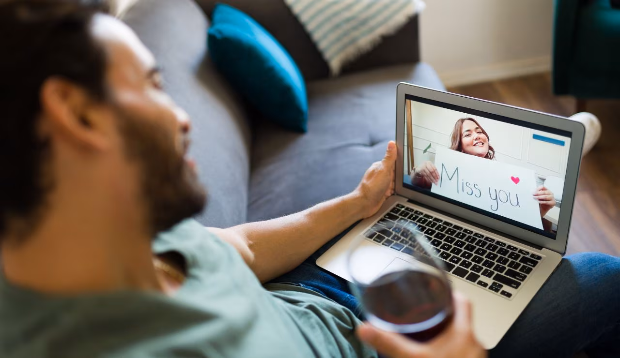 Amore ai tempi della tecnologia: come cambia l’intimità tra schermi e realtà