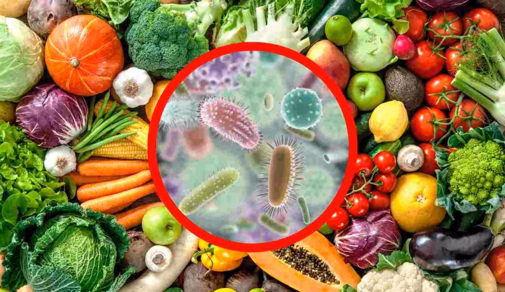 Milioni di batteri in FRUTTA e VERDURA: gli esperti spiegano come lavarla | O fai così o li inserisci tutti