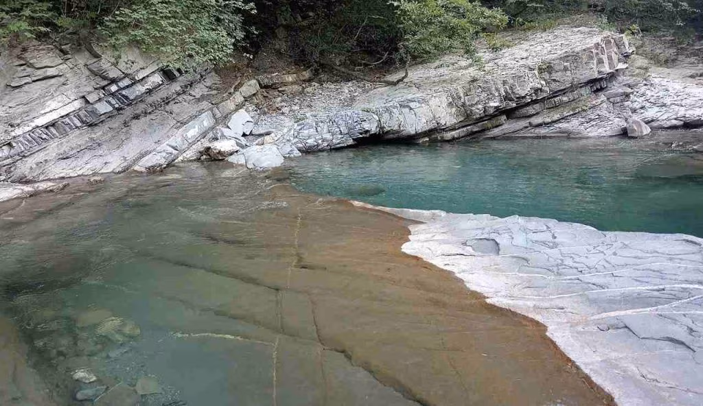 Altro che Mare, queste sono 3 PISCINE NATURALI in Emilia Romagna: sono nascoste come perle nella natura | Ecco come raggiungerle