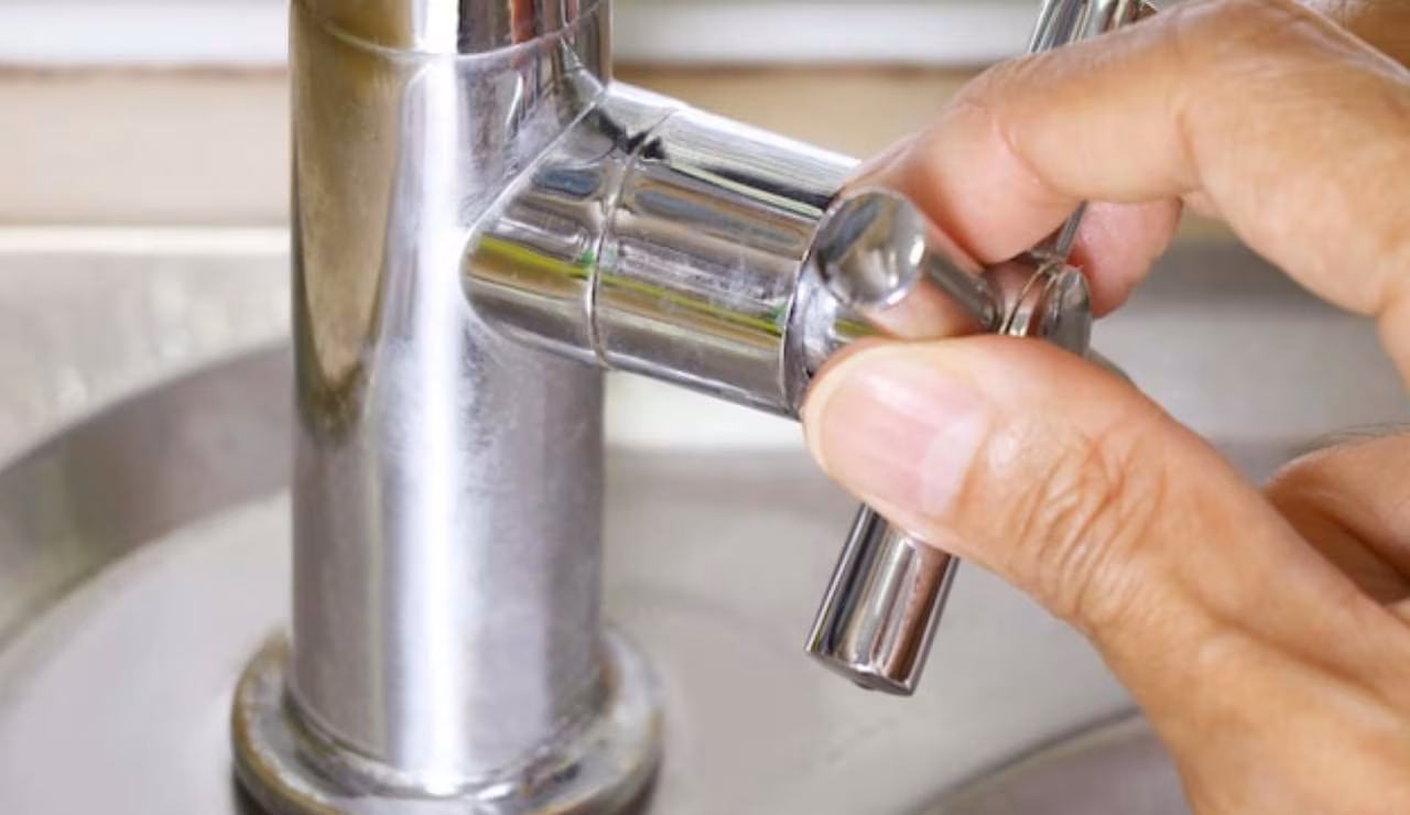 Persona che apre il rubinetto