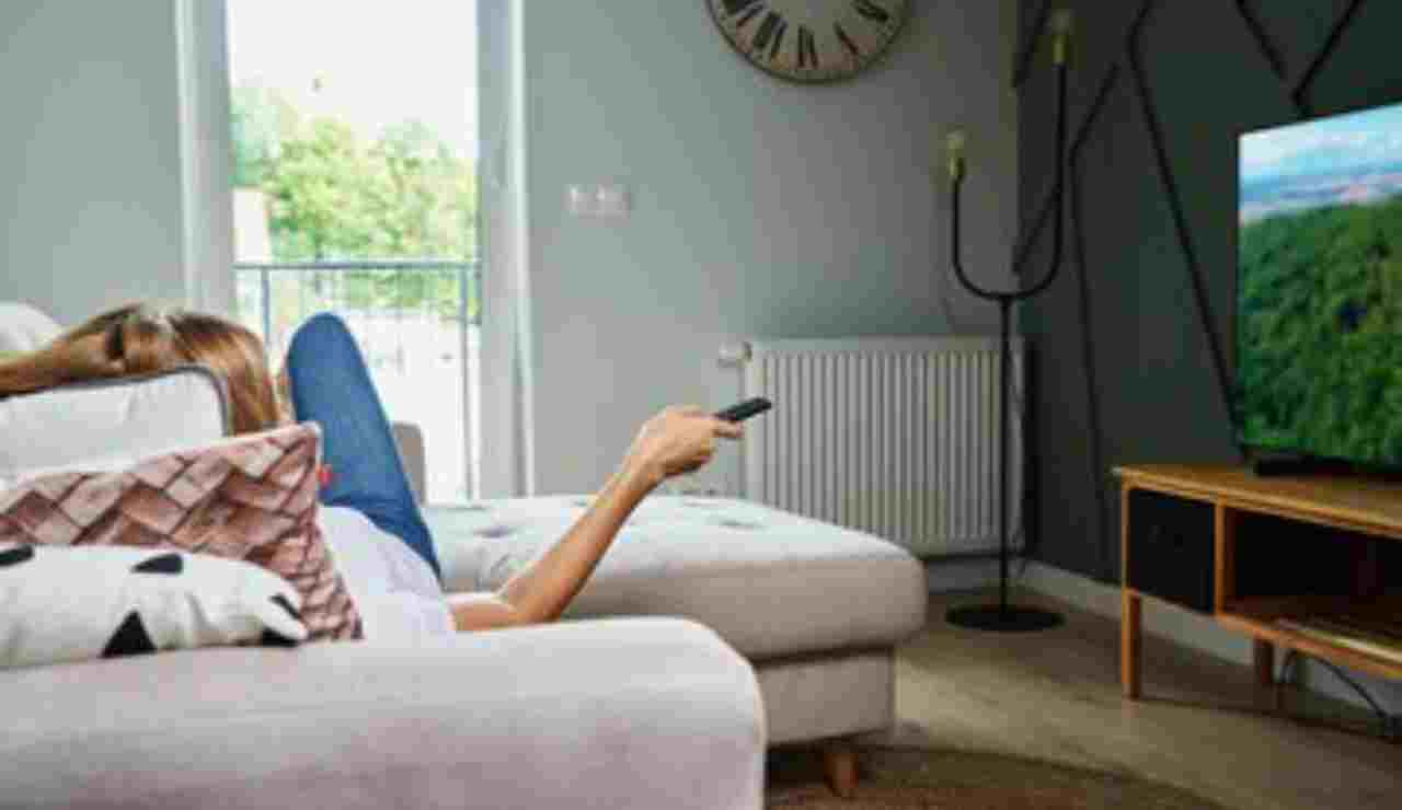 Donna che guarda la TV