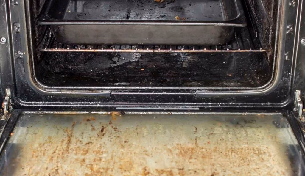 Forno che puzza: eppure lo lavavo dopo ogni utilizzo | Quello che ho scoperto nelle cucine degli hotel mi ha cambiato la vita