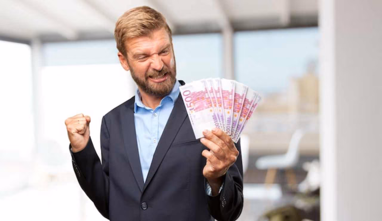 Uomo con soldi euro