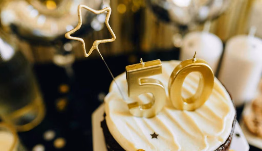 Frasi da dedicare per i 50 anni: parole speciali per un compleanno importante