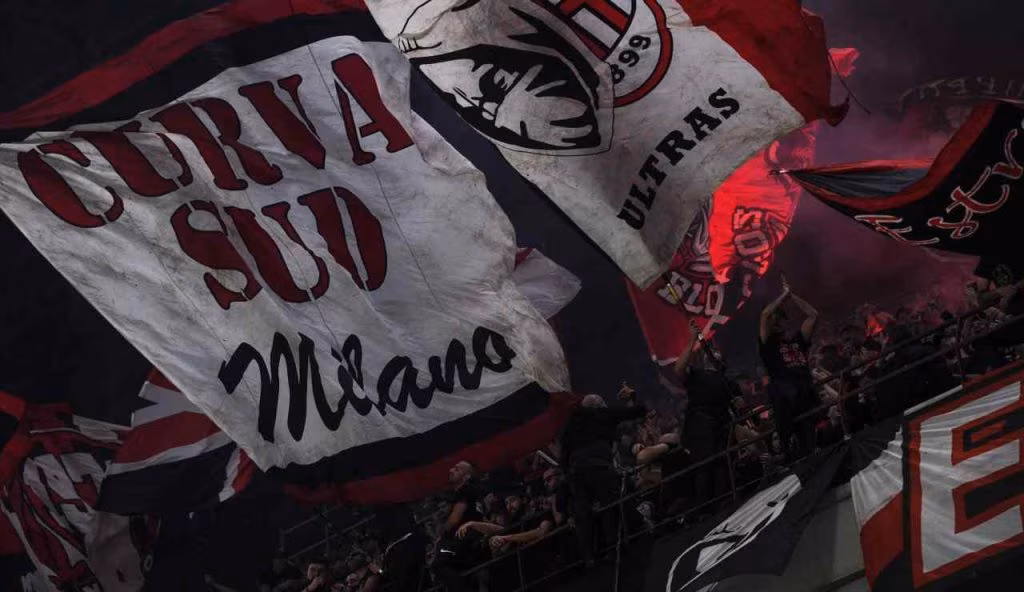 Illustrazione di tifosi del Milan allo stadio (LaPresse FOTO) - lagoleada.it