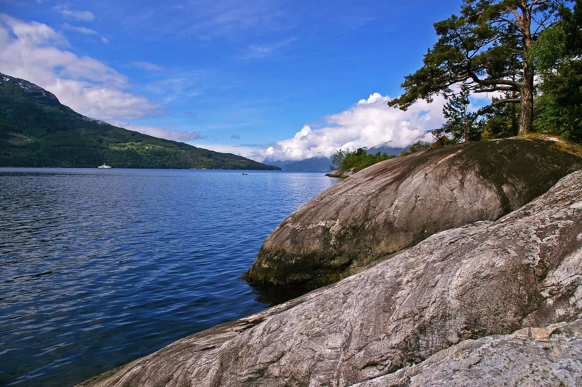 The beautiful Hardangerfjord is a true paradise for lovers of nature, hiking and mountain climbing.