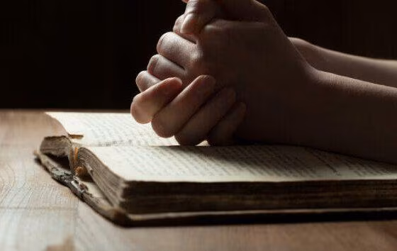 Orar oraciones biblia e