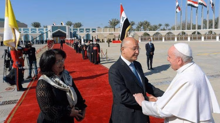 Pontífice se despede do presidente e da primeira-dama iraquianos (Foto: Vatican Media) - Jornal O São Paulo
