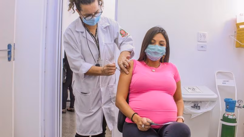 vacina contra covid e aplicada em mulher gravida no estado de sao paulo