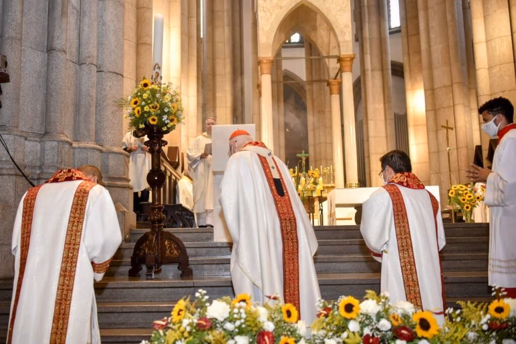 Cardeal Odilo Scherer incensa círio pascal, durante missa do Domingo de Páscoa na Catedral da Sé(Foto: Luciney Martins/O SÃO PAULO) - Jornal O São Paulo