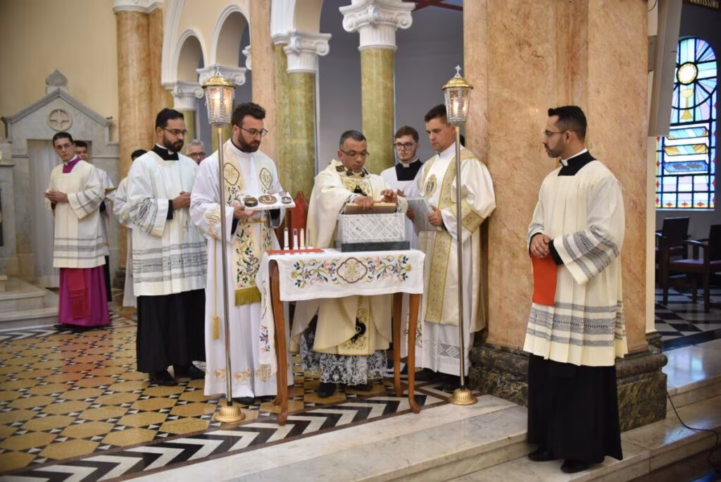 Cardeal Scherer dedica Igreja Nossa Senhora do Rosário de Pompeia e seu novo altar - Jornal O São Paulo