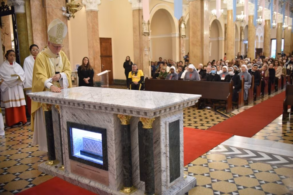 Cardeal Scherer dedica Igreja Nossa Senhora do Rosário de Pompeia e seu novo altar - Jornal O São Paulo