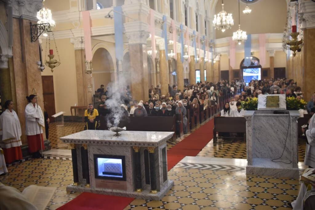 Cardeal Scherer dedica Igreja Nossa Senhora do Rosário de Pompeia e seu novo altar - Jornal O São Paulo