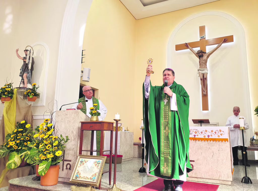 Dom Ângelo preside missas com Crismas em paróquias no Ipiranga - Jornal O São Paulo