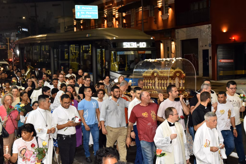 Na Região Sé, devotos de Santa Teresinha lotam igrejas na peregrinação das relíquias da carmelita - Jornal O São Paulo