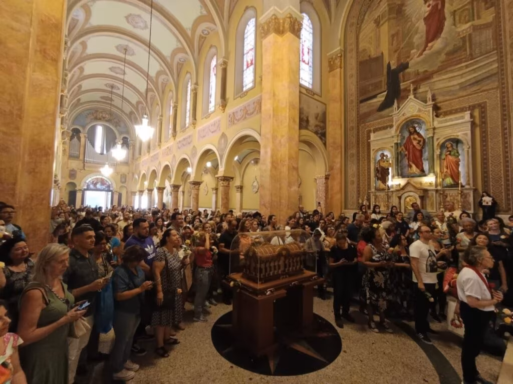Na Região Sé, devotos de Santa Teresinha lotam igrejas na peregrinação das relíquias da carmelita - Jornal O São Paulo