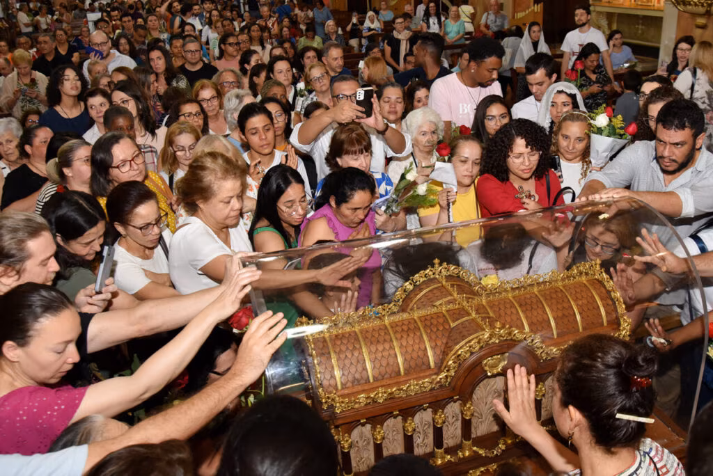 Na Região Sé, devotos de Santa Teresinha lotam igrejas na peregrinação das relíquias da carmelita - Jornal O São Paulo
