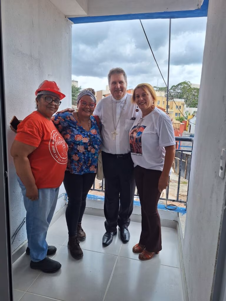 Dom Ângelo visita projeto de habitação apoiado pela Pastoral da Moradia - Jornal O São Paulo