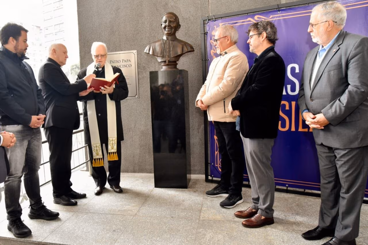 Câmara Municipal homenageia o Papa Francisco e expõe fotos dos pontífices no Brasil - Jornal O São Paulo