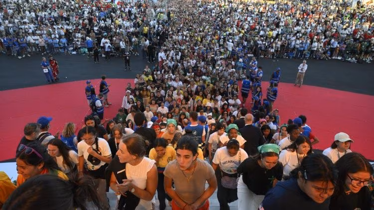 No Vaticano, 120 mil jovens participam do encontro vocacional do Caminho Neocatecumenal - Jornal O São Paulo