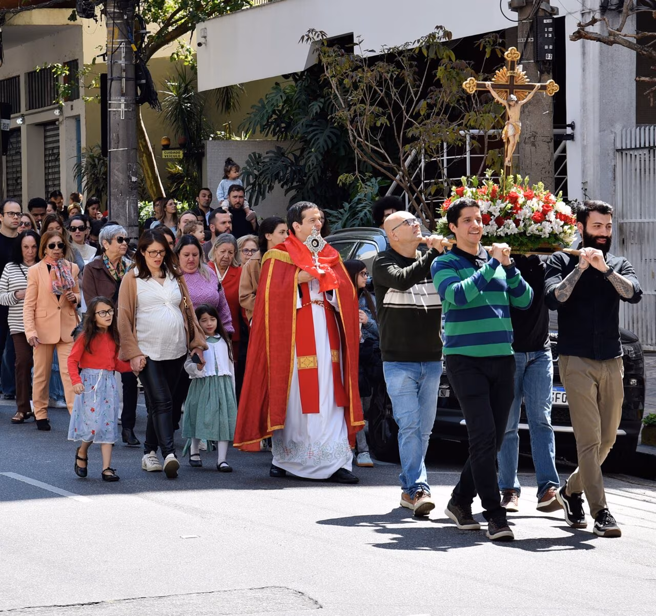 Na Festa da Exaltação da Santa Cruz, fiéis veneram o novo crucifixo da Paróquia Senhor Bom Jesus dos Passos - Jornal O São Paulo