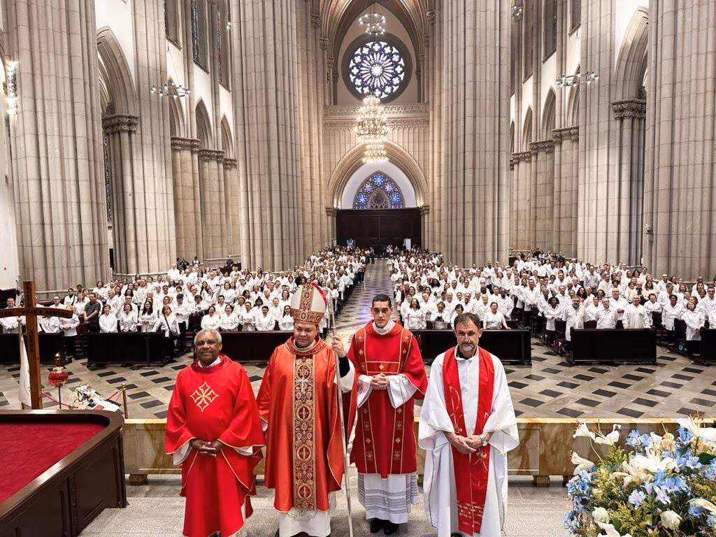Sé: Ministros extraordinários da Sagrada Comunhão peregrinam no Ano Jubilar - Jornal O São Paulo