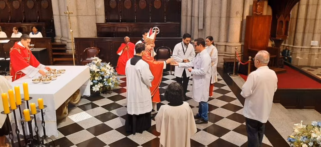 Sé: Ministros extraordinários da Sagrada Comunhão peregrinam no Ano Jubilar - Jornal O São Paulo