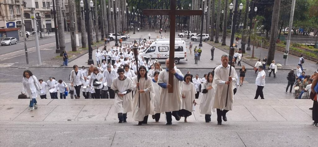 Sé: Ministros extraordinários da Sagrada Comunhão peregrinam no Ano Jubilar - Jornal O São Paulo