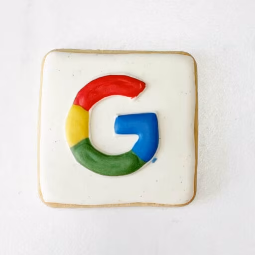 swipe obrt za digitalni marketing izrada web stranica Kolačić u obliku kvadrata prekriven bijelom glazurom s logotipom u obliku slova G u bojama crvena, zelena, plava i žuta nasred njega.