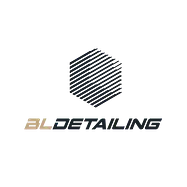 Logo-BL-Detailing-rgb-org-2-1 Logotip naziva 'Demode kuća za odmor', stiliziran s drvetom iz kojeg izrasta riječi, a slika osobe koja ribari