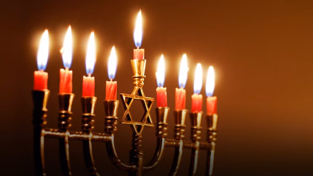 Il famoso candelabro simbolo dell'Hanukkah. Credits: History.com