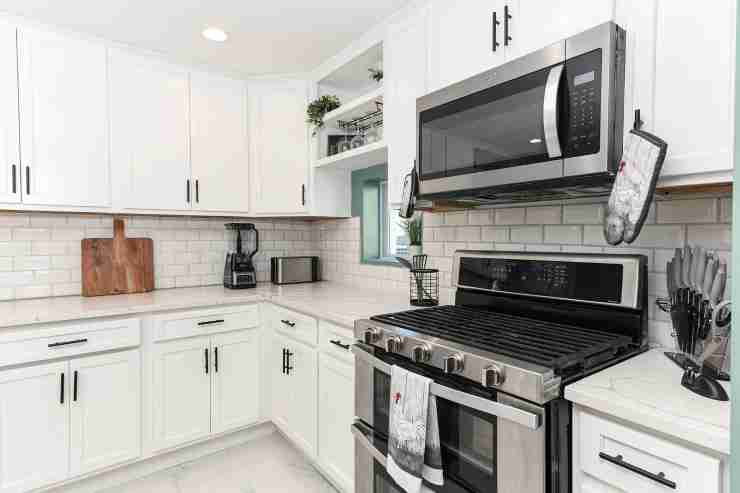 Illustrazione di una cucina e un microonde (Pixabay)