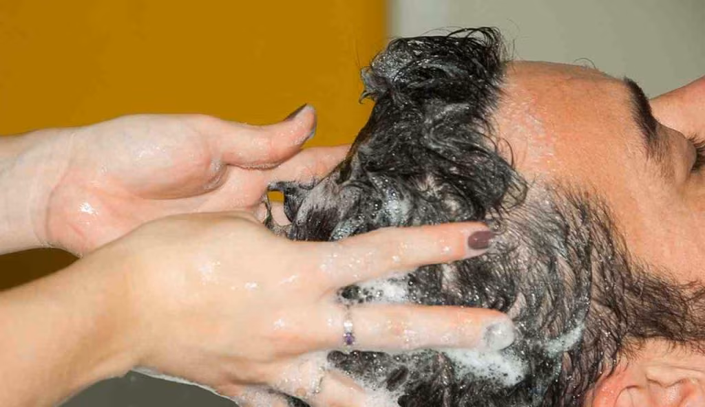 Una persona durante uno shampoo (Pixabay)