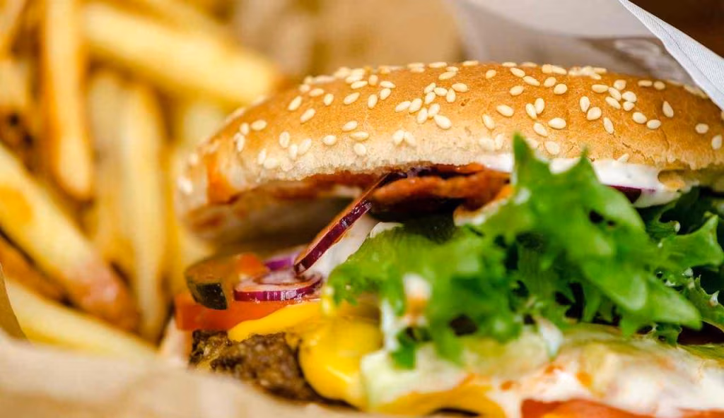 Hamburger e patatine (Pixabay foto)